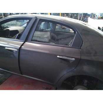 PUERTA TRASERA IZQUIERDA MONTADA EN VEHICULO 
