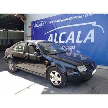 VOLKSWAGEN BORA BERLINA (1J2) de desguace
