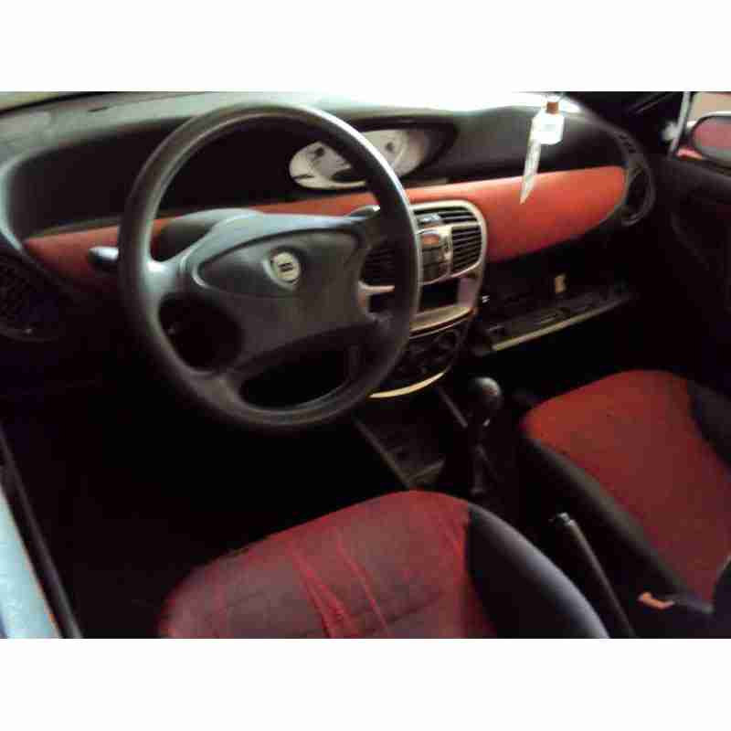 lancia lancia y del año 2000