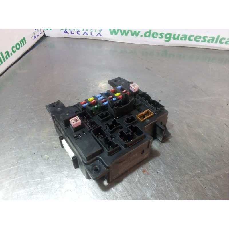 CAJA RELES / FUSIBLES 8637A825 