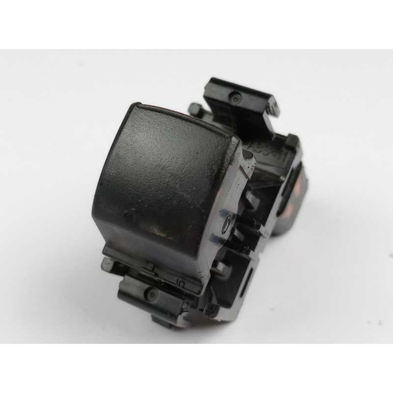 MANDO ELEVALUNAS TRASERO DERECHO 8608A320 