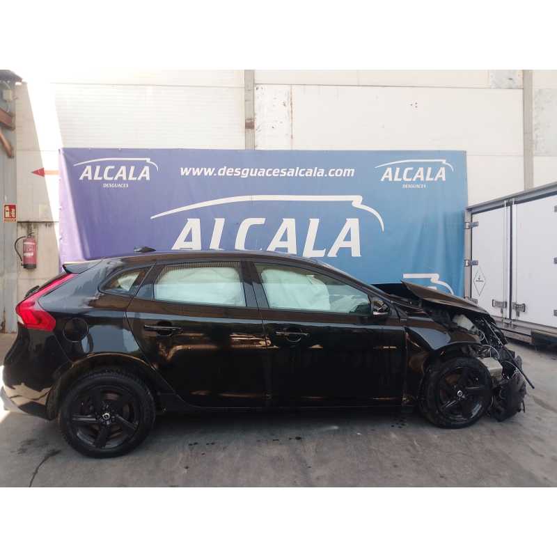 volvo v40 hatchback (525) del año 2025
