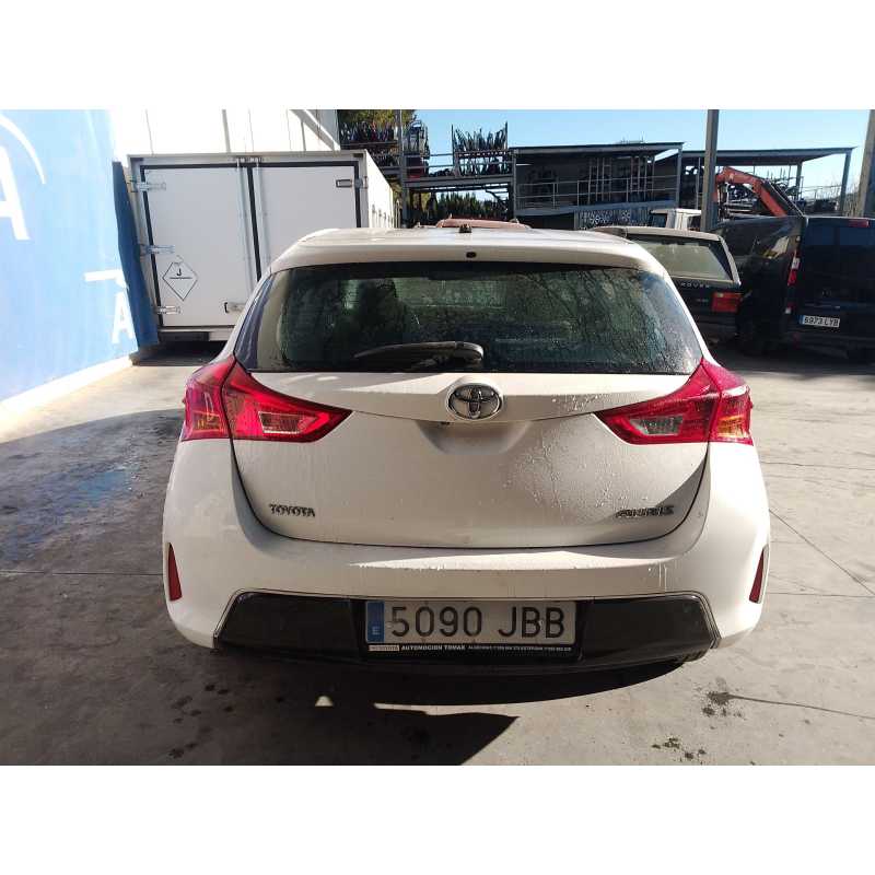 toyota auris (_e18_) del año 2014