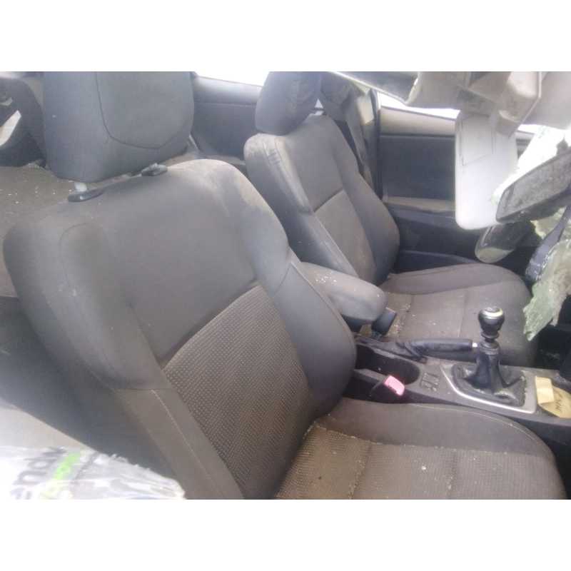 toyota auris (_e18_) del año 2013