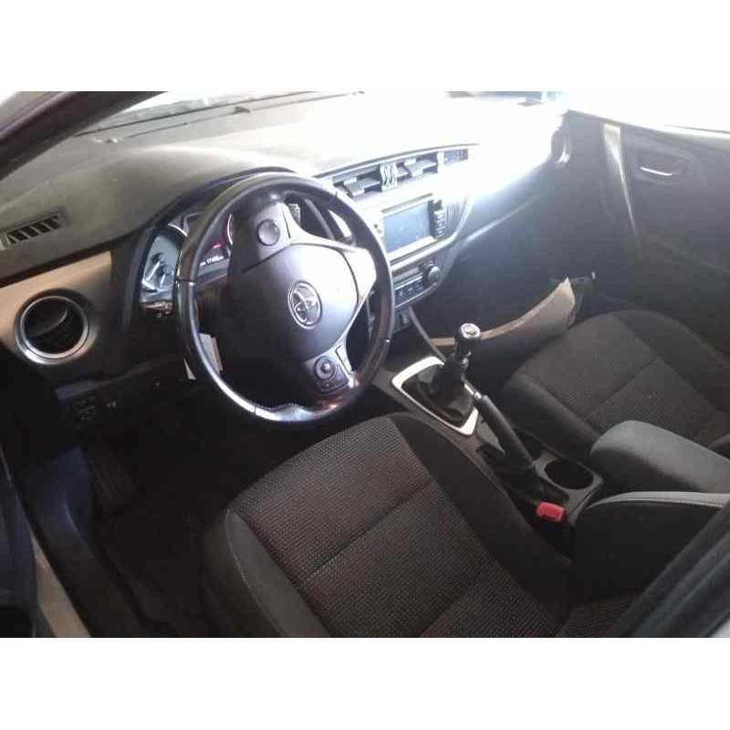 toyota auris del año 2015