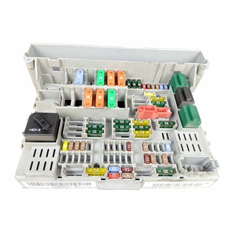 CAJA RELES / FUSIBLES 690662104 