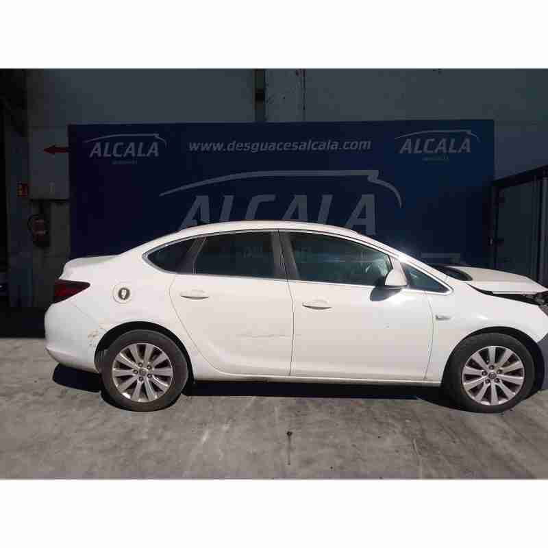 opel astra j sedán del año 2014
