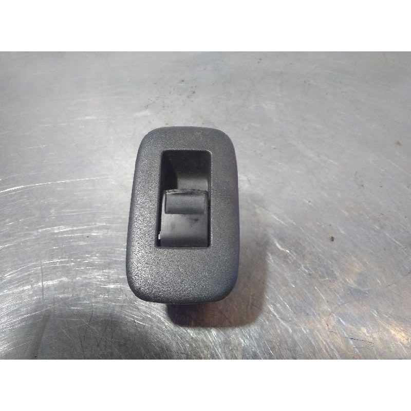 MANDO ELEVALUNAS TRASERO DERECHO 848100D030 