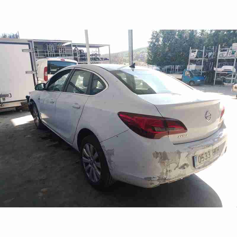 opel astra j sedán del año 2014