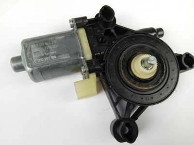 MOTOR ELEVALUNAS DELANTERO DERECHO de SKODA KAROQ (NU)       017 