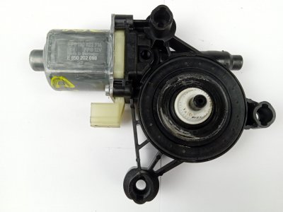 motor-elevalunas-delantero-izquierdo de VOLKSWAGEN GOLF VIII 