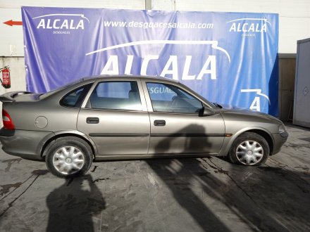 Vehiculo en el desguace: OPEL VECTRA B BERLINA Básico