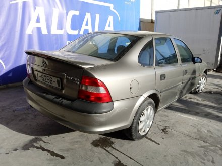 Vehiculo en el desguace: OPEL VECTRA B BERLINA Básico