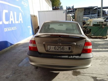 Vehiculo en el desguace: OPEL VECTRA B BERLINA Básico