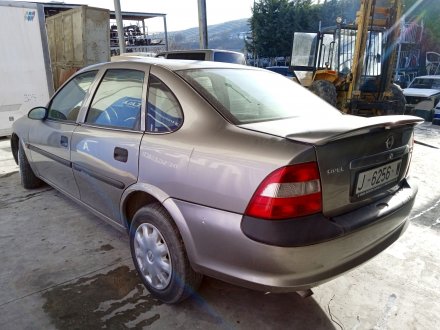 Vehiculo en el desguace: OPEL VECTRA B BERLINA Básico