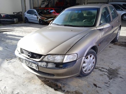 Vehiculo en el desguace: OPEL VECTRA B BERLINA Básico