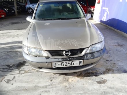 Vehiculo en el desguace: OPEL VECTRA B BERLINA Básico