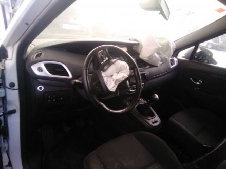 Vehiculo en el desguace: RENAULT SCENIC III 1.5 dCi Diesel