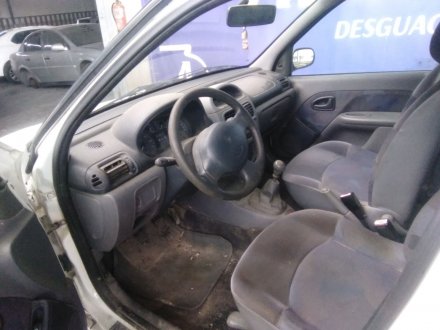 Vehiculo en el desguace: RENAULT CLIO II (BB_, CB_) 1.9 D (B/CB0E, BB0J)