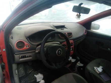 Vehiculo en el desguace: RENAULT CLIO III (BR0/1, CR0/1) 1.5 dCi (BR17, CR17)