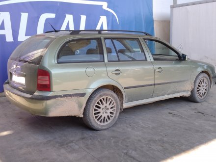 Vehiculo en el desguace: SKODA OCTAVIA BERLINA (1U2) Ambiente