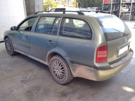 Vehiculo en el desguace: SKODA OCTAVIA BERLINA (1U2) Ambiente