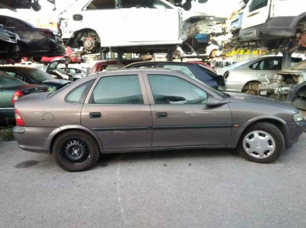 Vehiculo en el desguace: OPEL VECTRA B BERLINA Básico (1999->)