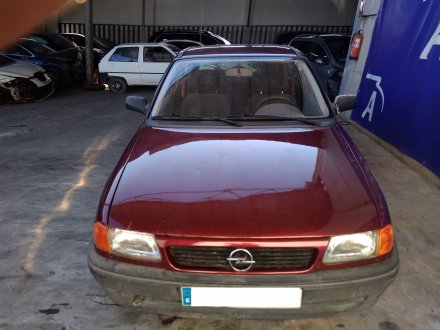 Vehiculo en el desguace: OPEL ASTRA F BERLINA Básico