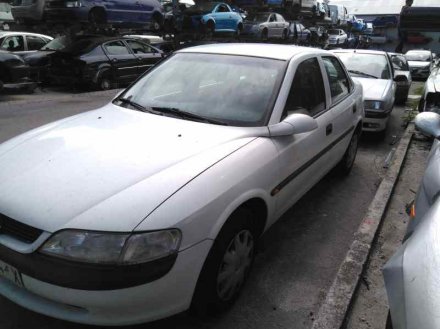 Vehiculo en el desguace: OPEL VECTRA B BERLINA Básico