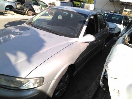 Vehiculo en el desguace: OPEL VECTRA B BERLINA Básico